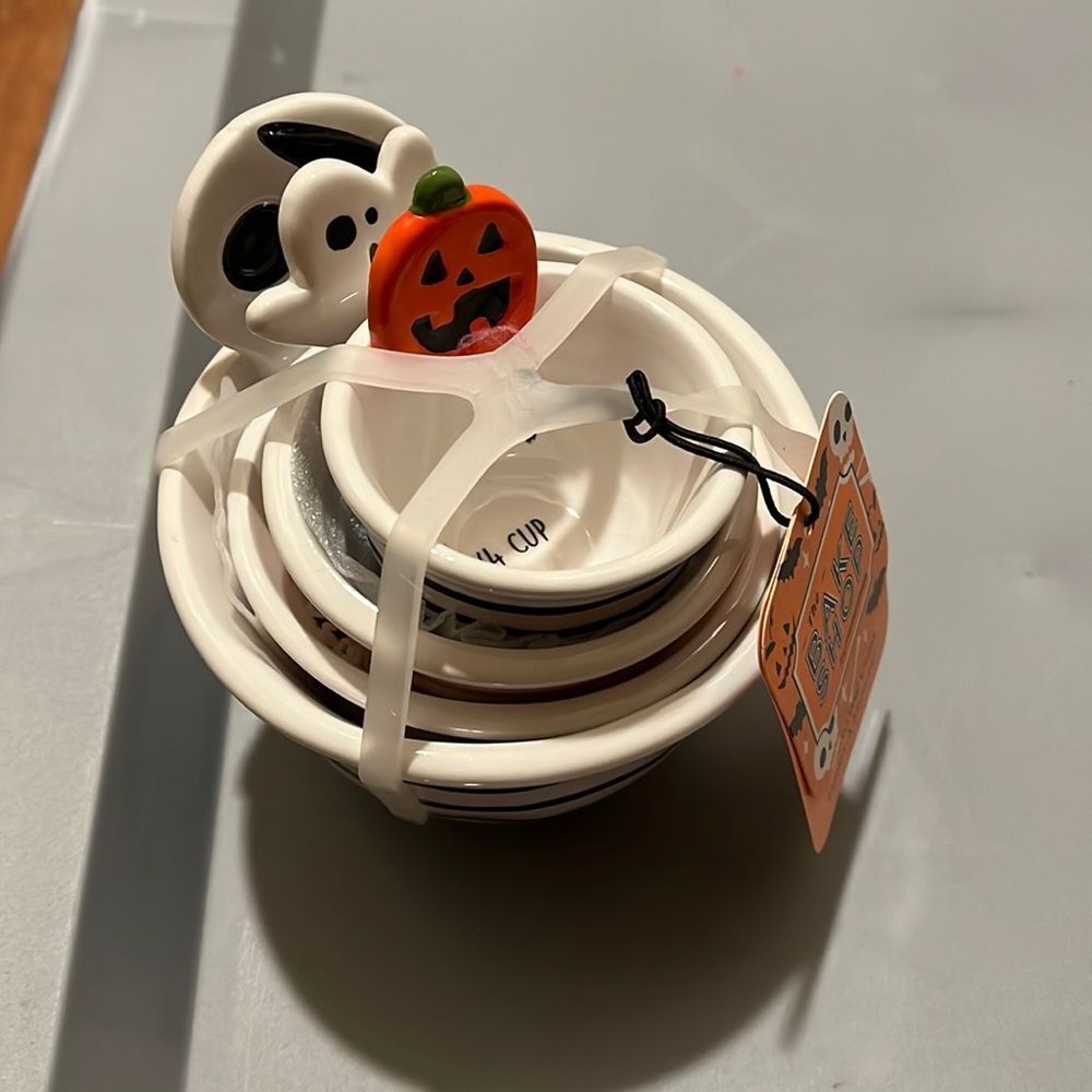 NWT Bake Shop Halloween measuring cups